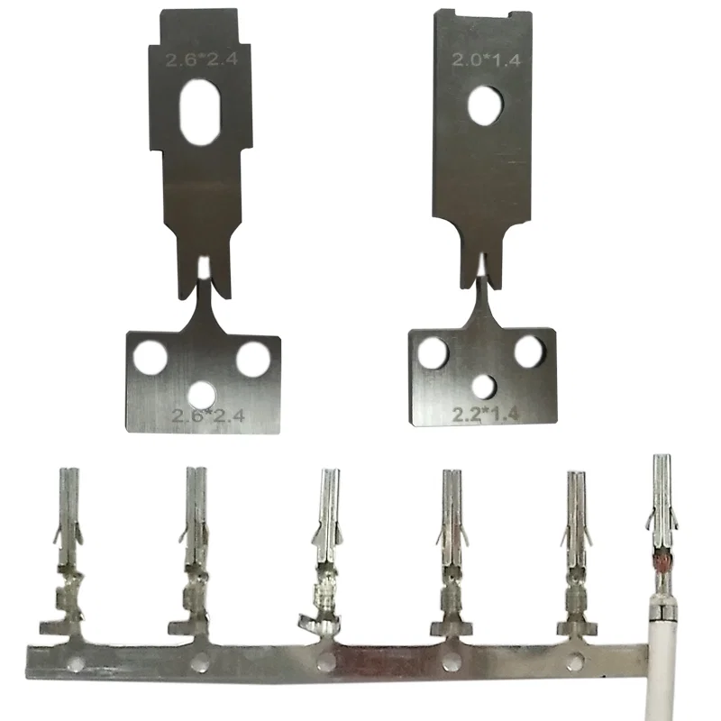 Cuchilla de engarzado de terminales, cuchilla de engarzado de terminales y cortador, cuchillas y cortador para engarzado de terminales eléctricos