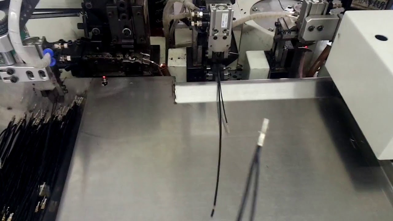 Máquina crimpadora automática WPM 038F: crimpado de dos cables por tres lados