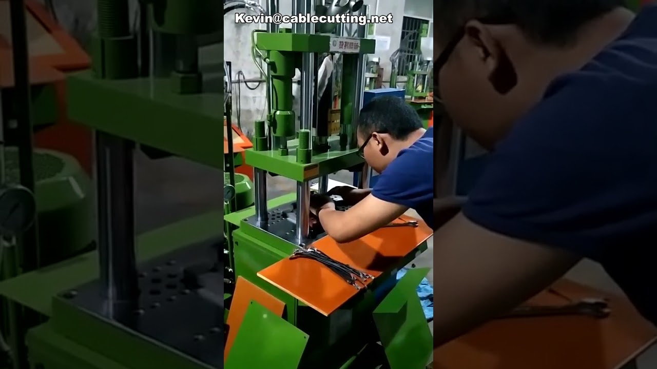 Máquina de Moldeo por Inyección Micro para Fabricación de Cables USB - Alta Precisión y Automatización