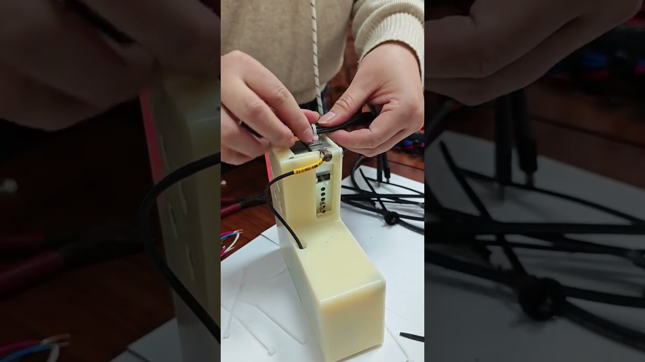 Herramienta universal para cintas de amarre — Tapa desmontable