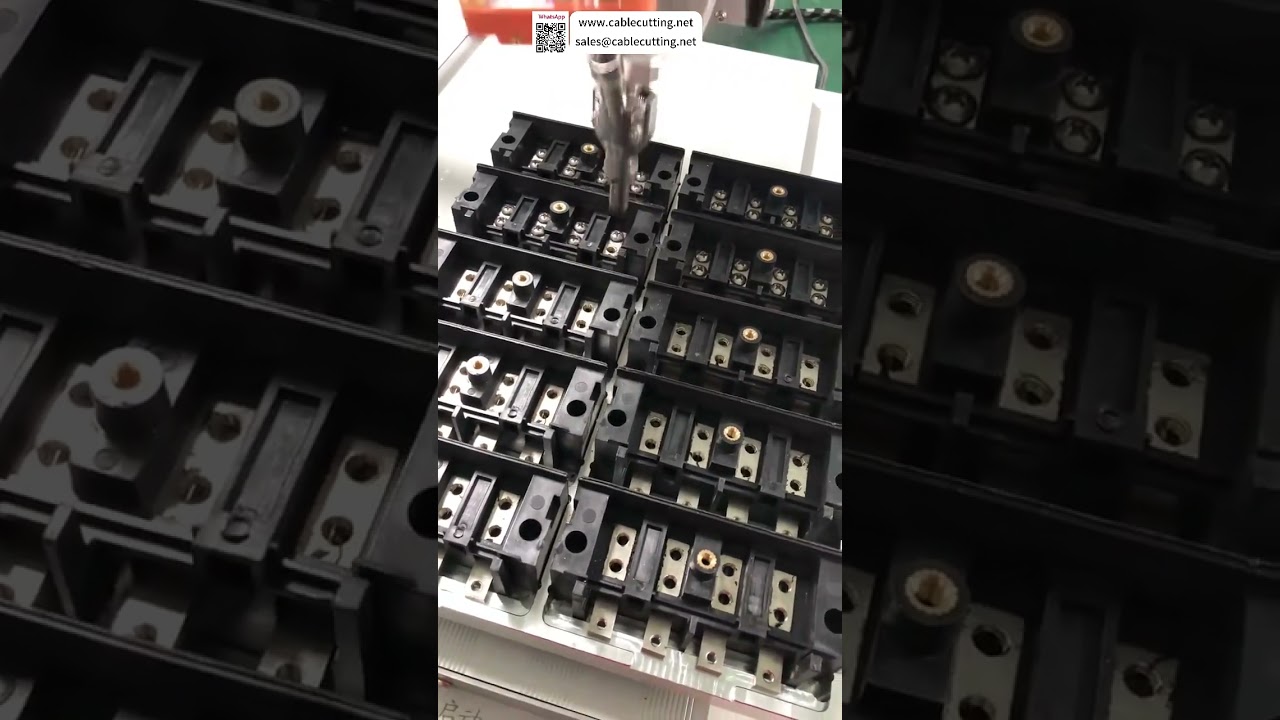 Máquina automática de atornillado de borneras — Automatización de fábrica con ajuste rápido